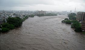 増水する白川