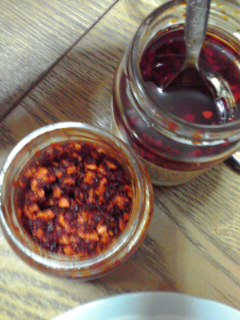 ぶっかけ！おかずラー油　チョイ辛 増量品／ぶっかけ！おかずラー油から油を減らしてみました。