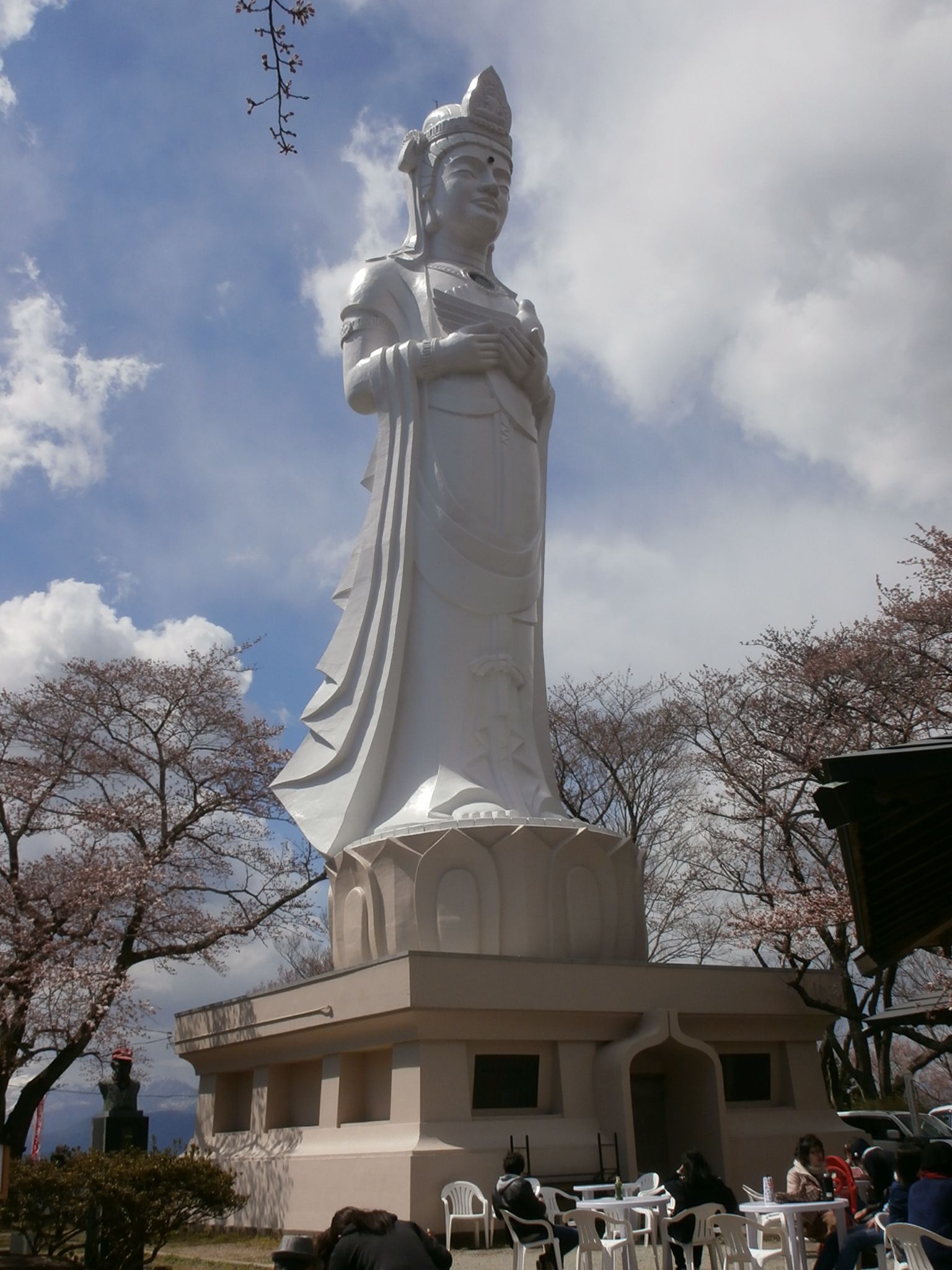 平和観音さま 佐世保生まれ 作品番号 Ｍ−14 彫刻家 岩村一博-