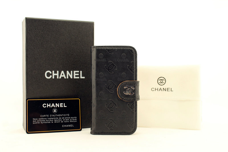 Chanel-iPhone5-Leather-Case-02.jpg