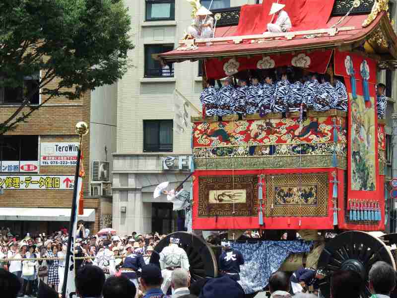 三回目の辻回し 舞妓さんが待つ新町通 山鉾巡行 祇園祭 前祭 お散歩うさぎさんのブログ 京都 いろ色 楽天ブログ