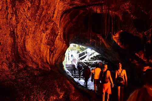 溶岩トンネル(LAVA TUBE)を行く