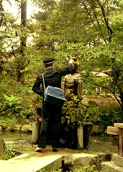 観音像に水をかける長男