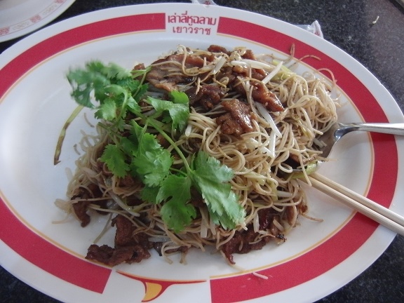 鳥肉炒麺とウィスキーの水割り