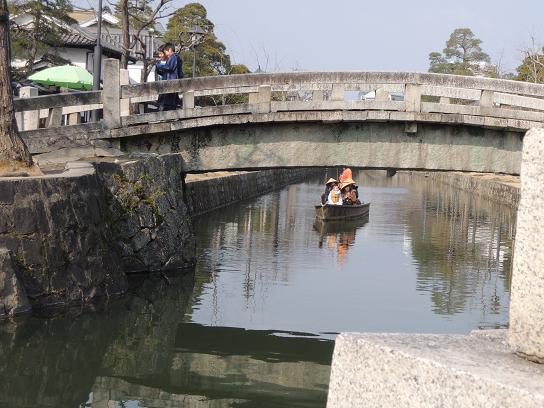 水路にかかる橋
