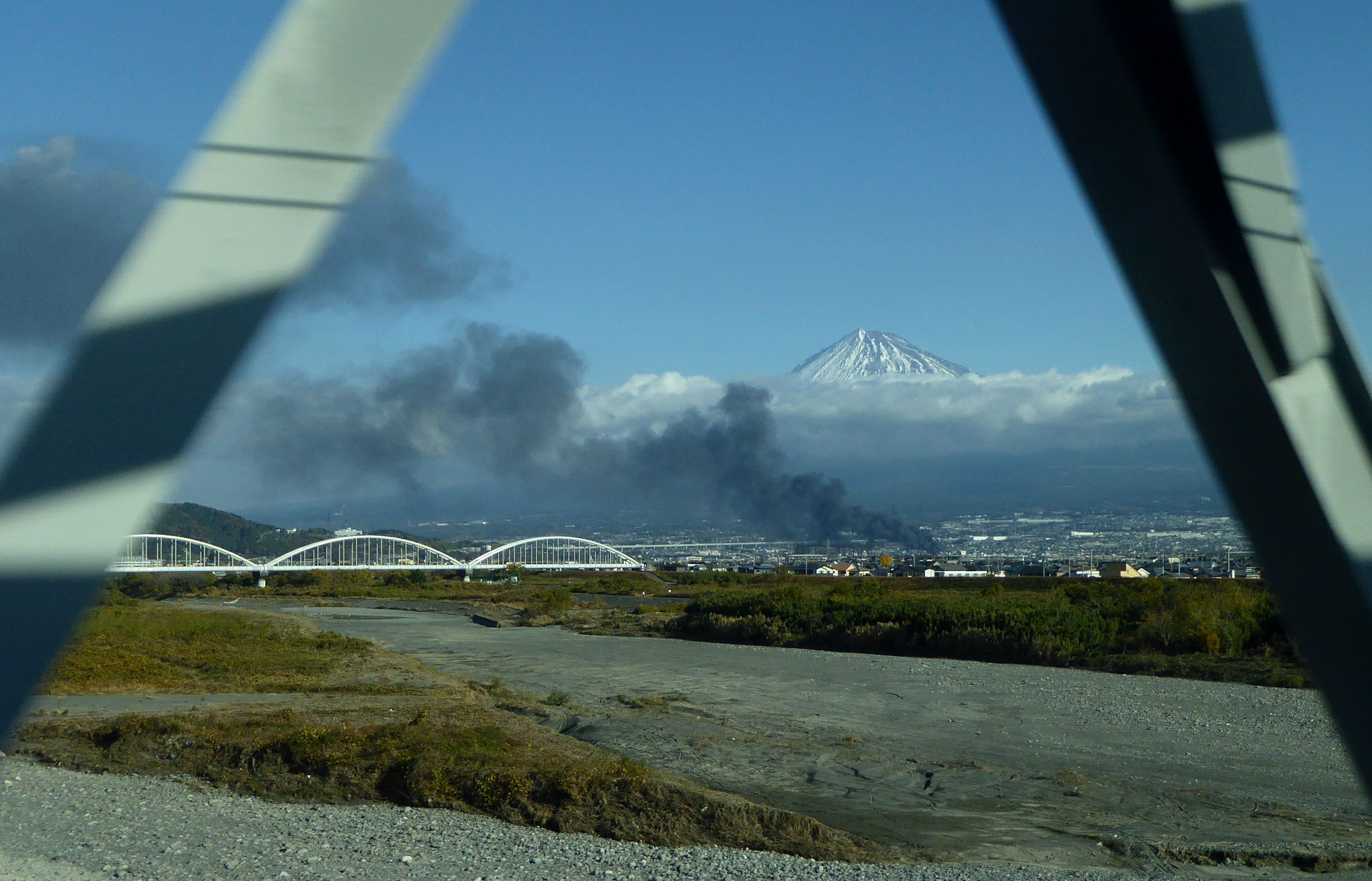 富士川の鉄橋付近で目撃したもの 南風のメッセージ 楽天ブログ