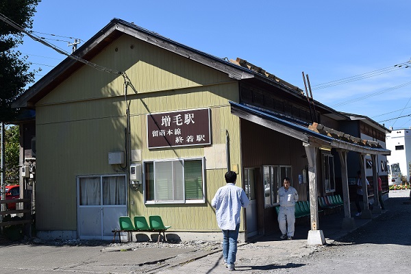 線路側の増毛駅