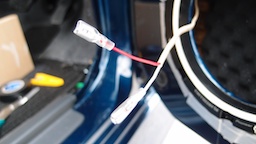 スピーカー側は平型端子を圧着