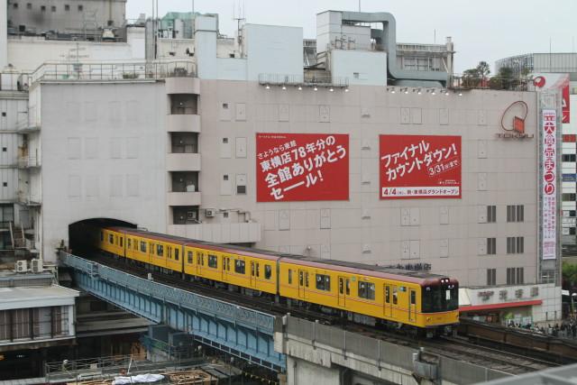 黄色い 銀座線が迎える 東横百貨店東館のフィナーレ