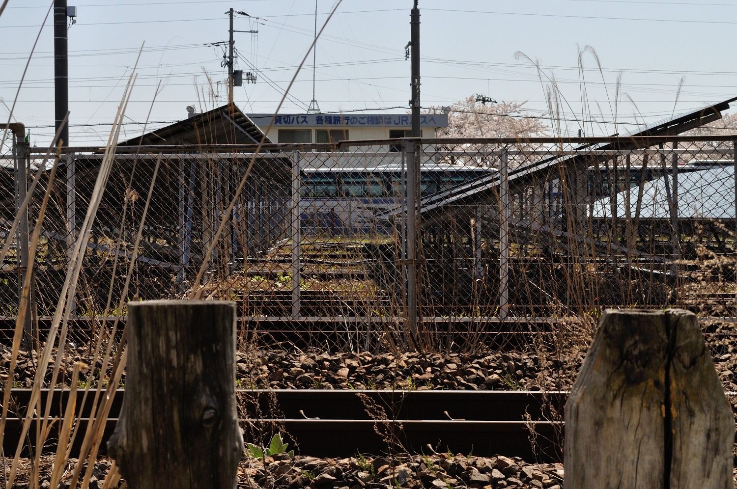 秋田貨物駅ソーラー発電２　敷かれたままのレールをそのまま土台に使用
