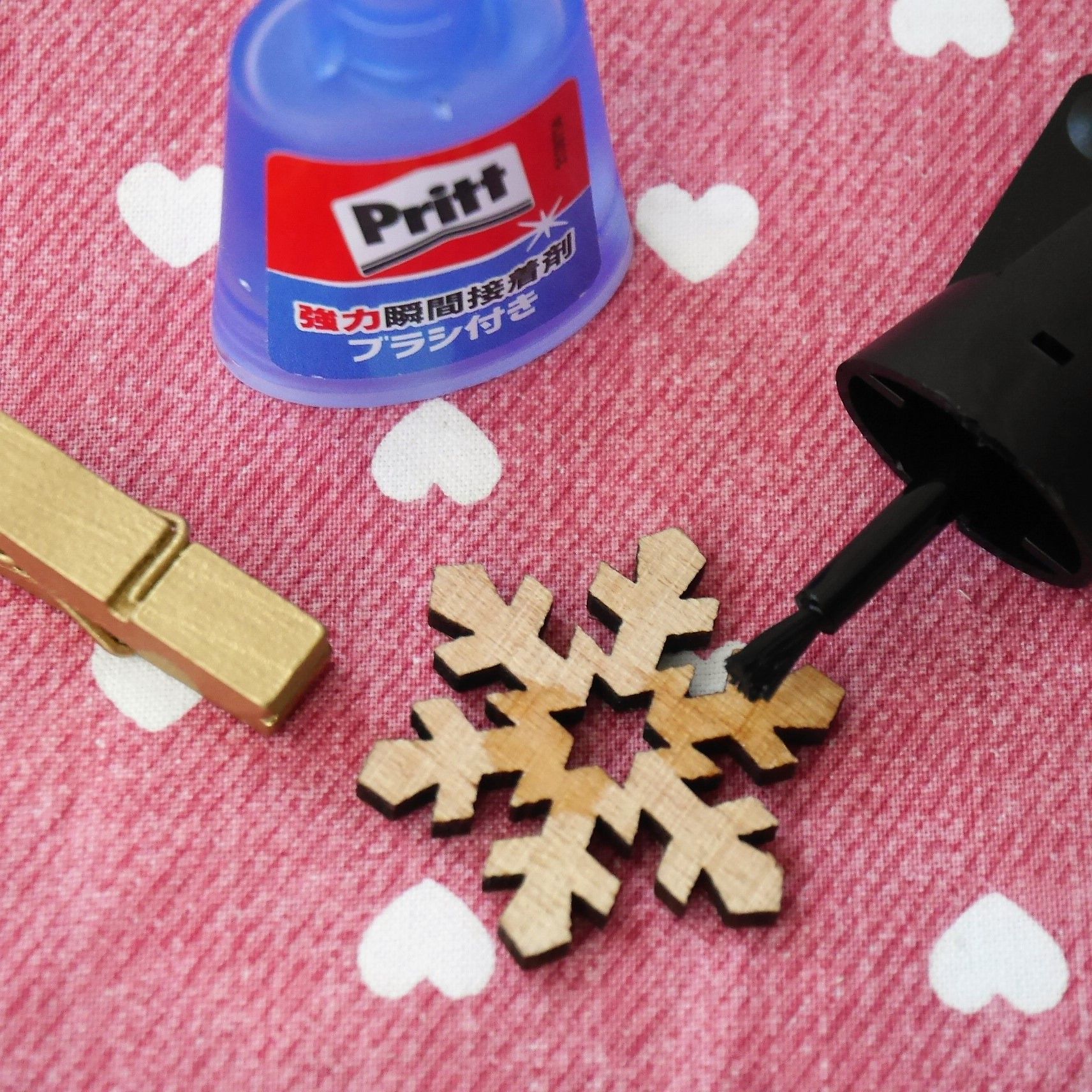 Pritt 強力瞬間接着剤 ブラシ付_クリスマスクリップキット_接着剤を塗る