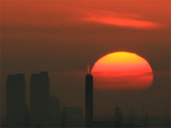 IMG_6572煙突に夕陽.jpg