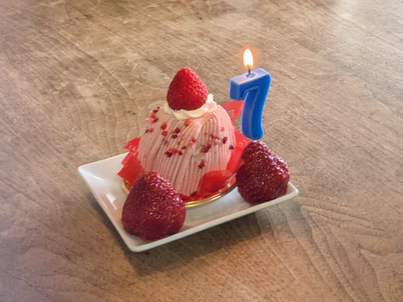 シャトレーゼ　濃い苺と白桃のモンブランで誕生日ケーキ