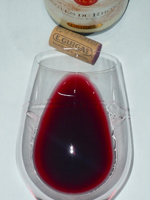 E.Guigal CdR Rouge 2010 glass.jpg