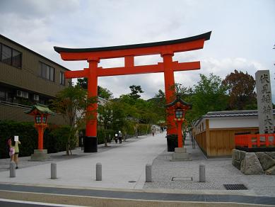 伏見稲荷大社の鳥居と参道