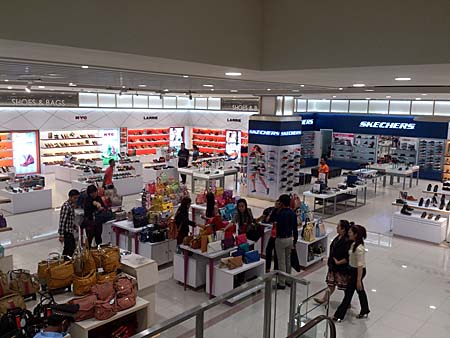 ２階の靴や鞄、スポーツ用品コーナーも有りました。