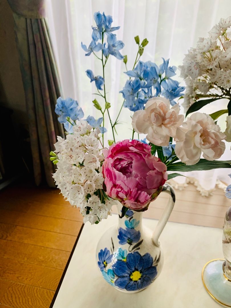 芍薬が入ってるデルフィニウムの花束を買い 義母の仏前の花と混ぜて生け直しました 仏前と玄関に Music Land 私の庭の花たち 楽天ブログ