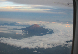 飛行機から富士山