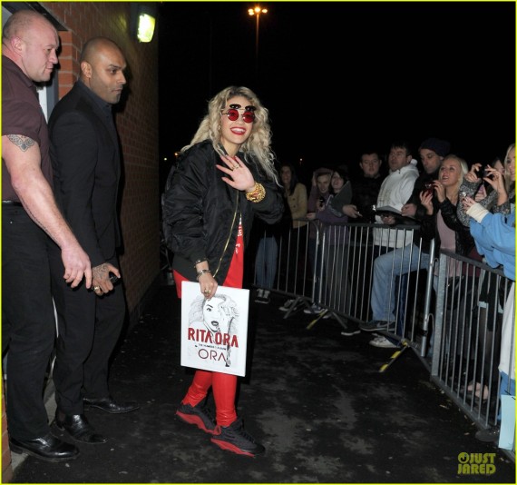 rita-ora-wearing-air-jordan-xiii-bred-02-570x534.jpeg