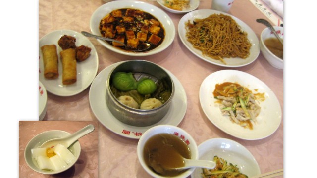 中華料理の並ぶテーブル