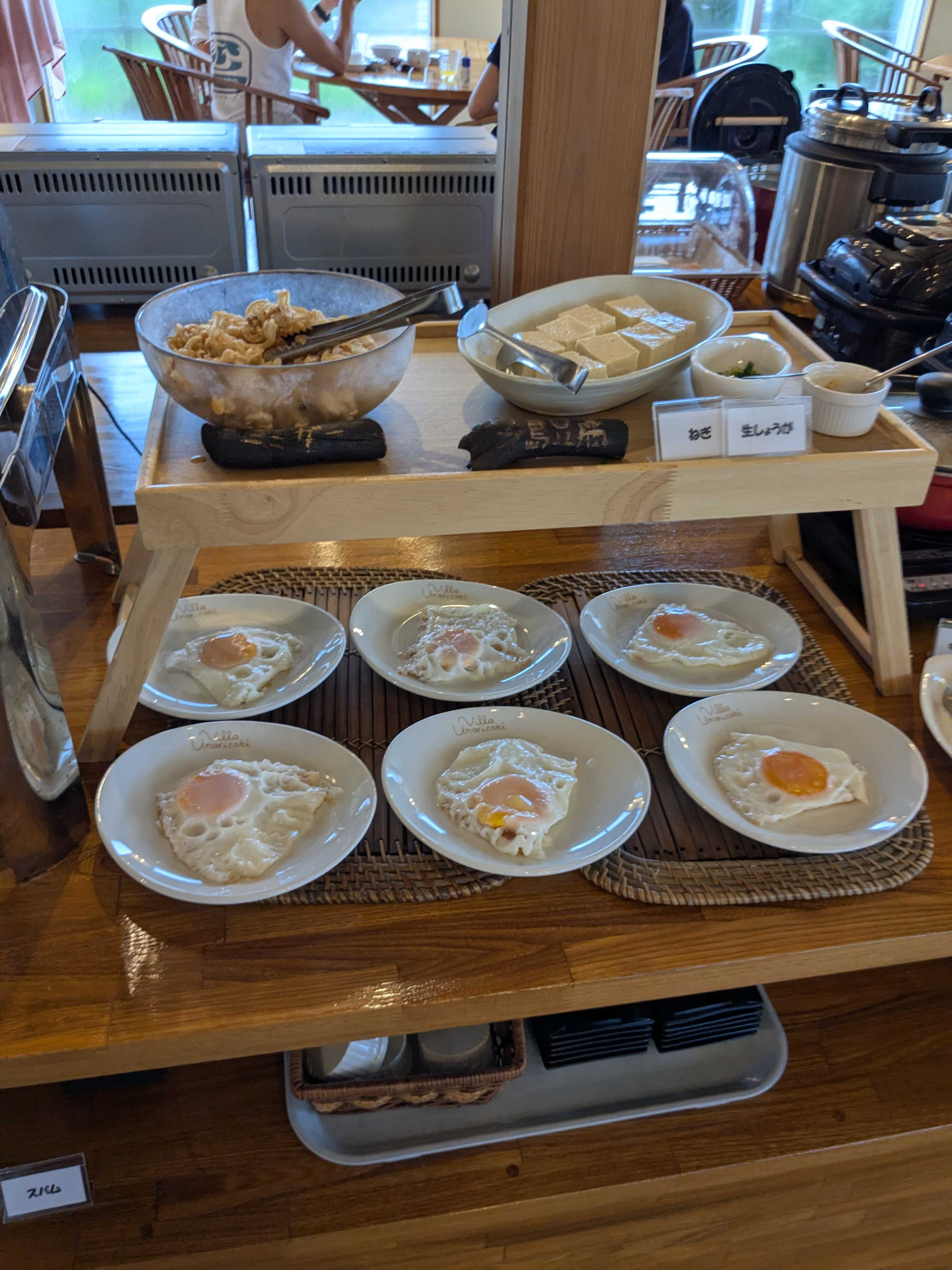 西表島　ヴィラうなりざき　朝食ビュッフェ　メニュー内容　島豆腐、ミミガー、目玉焼き