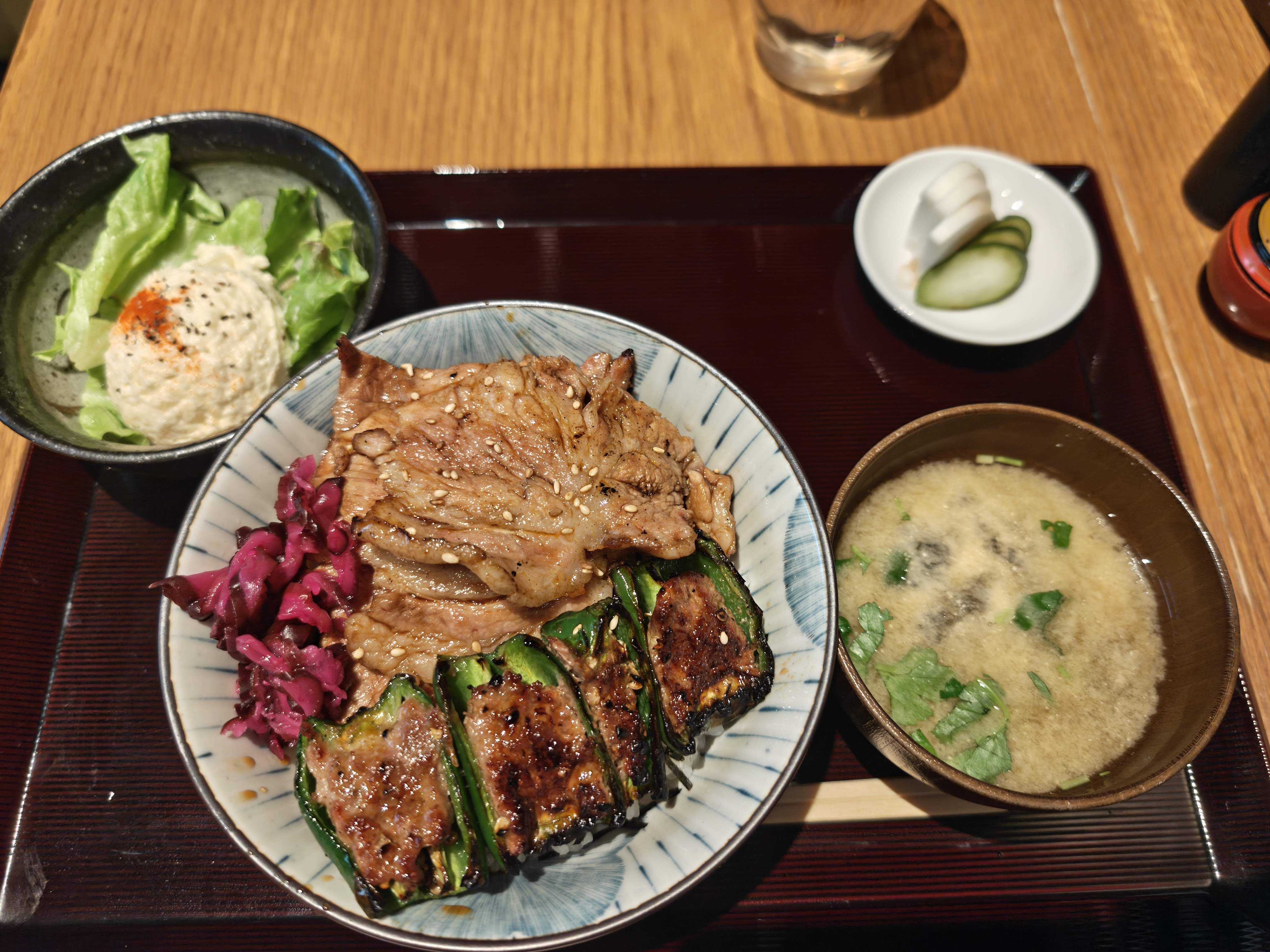鳥茂 分店　虎ノ門ヒルズ　1人ランチ　豚丼定食