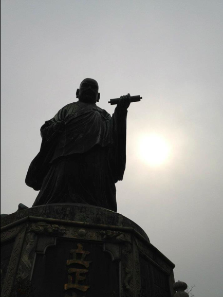 日蓮上人像／福岡市東区県庁前