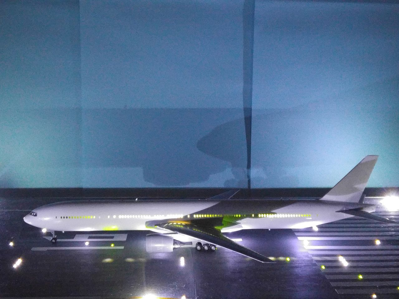 ハセガワ製 JAL（JL） B777-300 旅客機プラモ機内点灯化 | ジオラマ