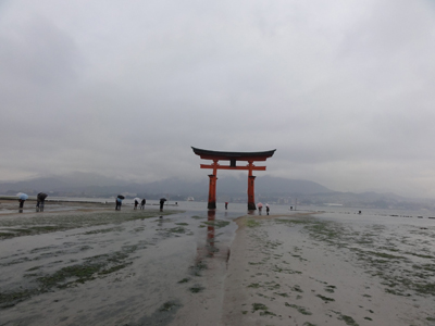 引き潮の大鳥居