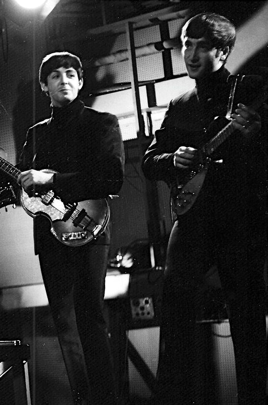 John-Paul-the-beatles-33480337-548-829.jpg
