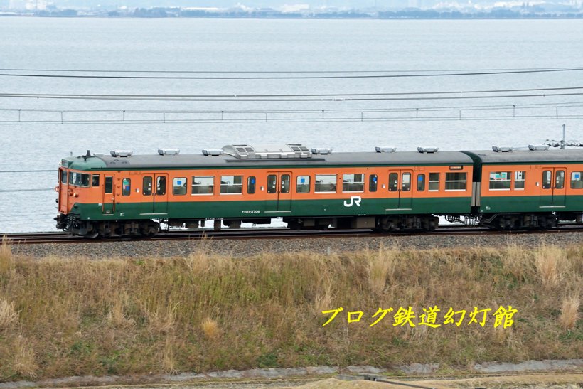 琵琶湖に沿って走る湘南色の普通電車