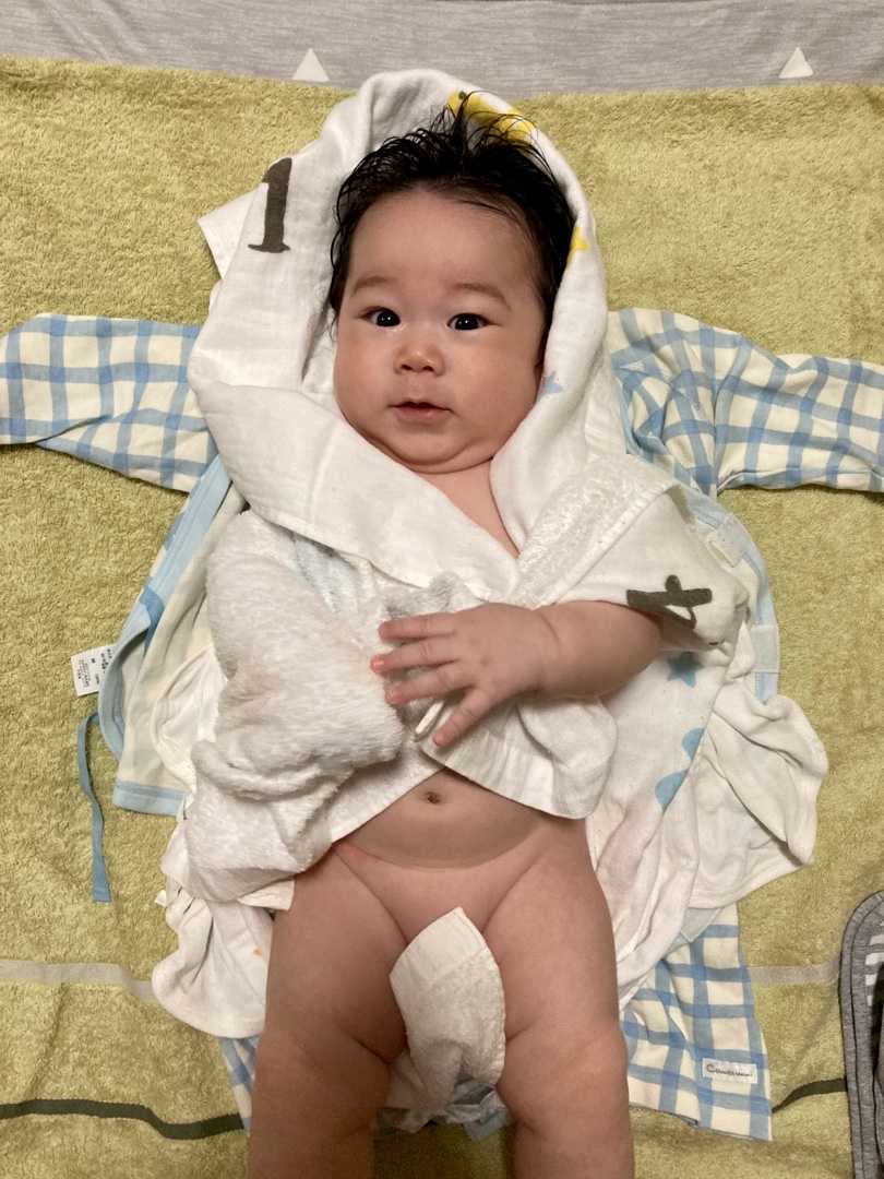娘お風呂 次女の赤ちゃん。お風呂上がりだよー。さっぱりしたね。今日は寒いけど晴れたね。でも外はまぶしくて目が開かないよ。そんなこと言わないで久しぶりにお散歩しましょ。  | MUSIC LAND －私の庭の花たち－ - 楽天ブログ