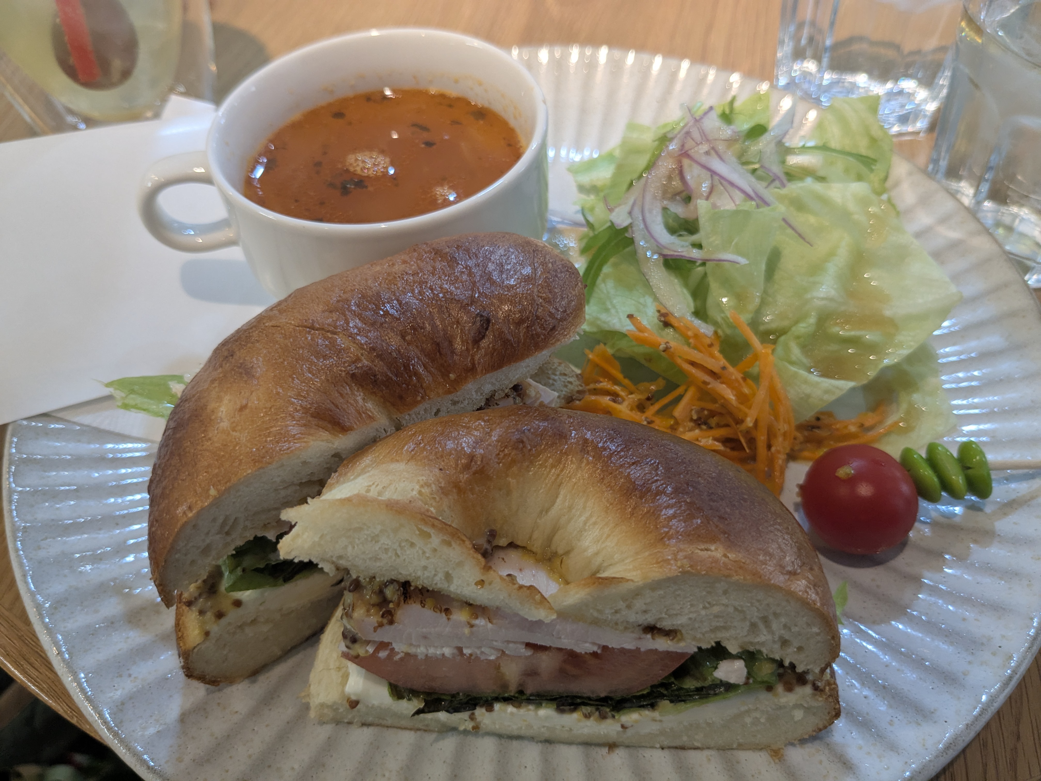千葉県船橋市　ぐりとぐら　小さな絵本カフェacero​(アチェロ)　ローストチキンとフレッシュトマトのベーグルサンドセット