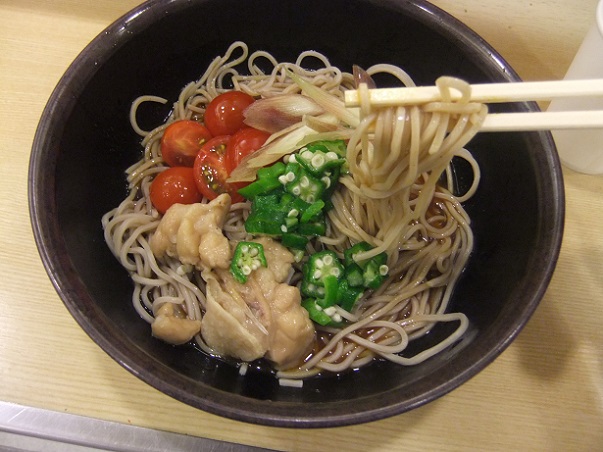 箱根そば本陣＠新宿駅のミョウガとトマトの冷しカレーそば２