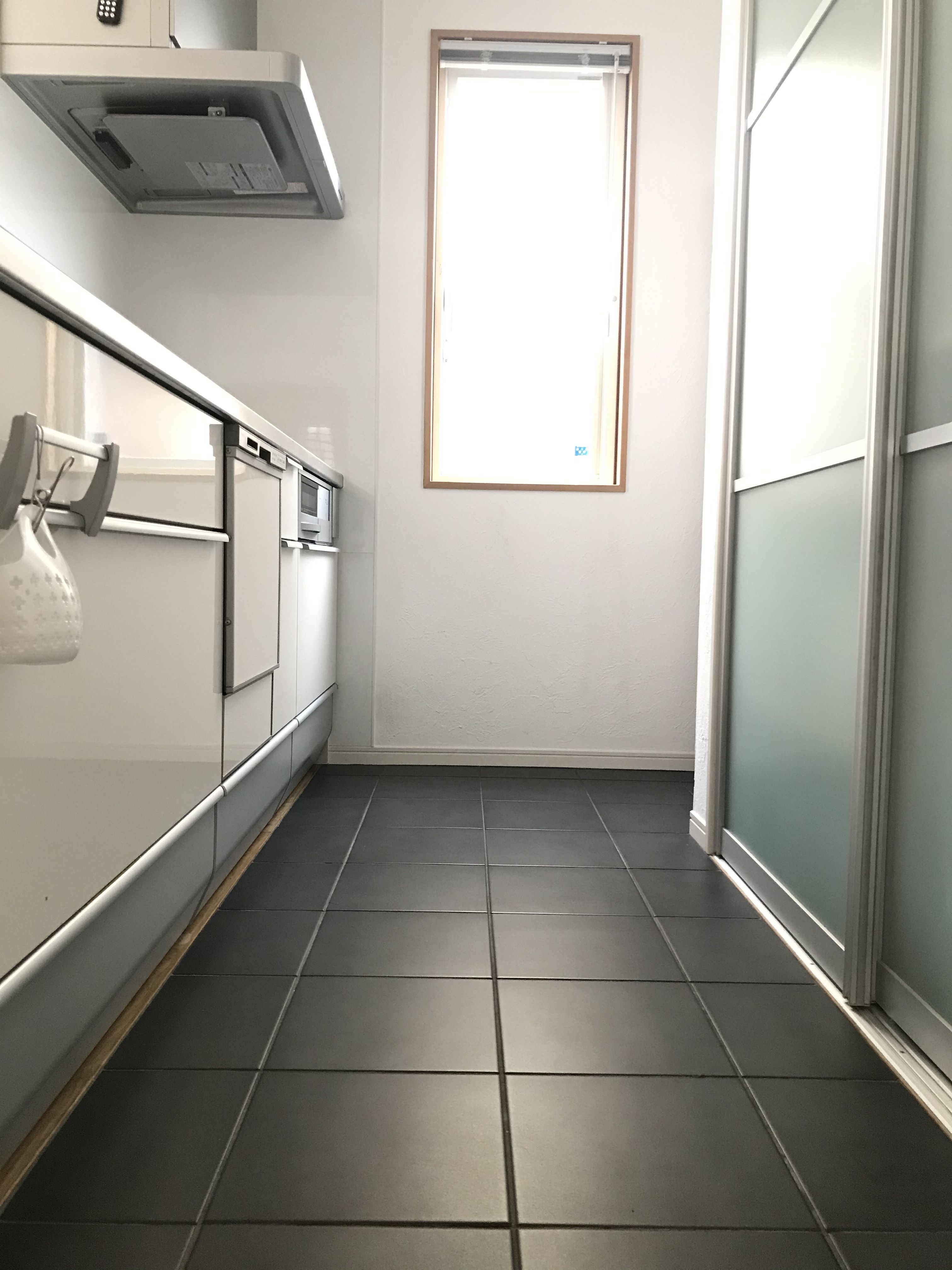 キッチンの床タイルにいつの間にか入っていたひび割れ 泣 きょうは何しよう 日々の雑記帳 楽天ブログ