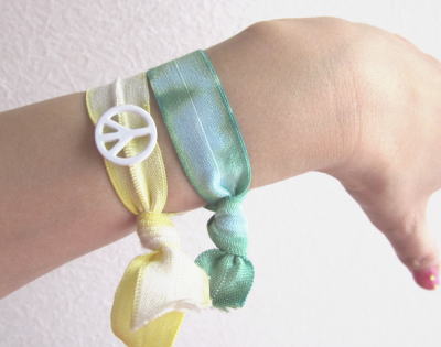 TWISTBAND ヘアタイ 3Pで840円など、TWISTBAND アクセ ピースマーク ホワイト 525円福岡パルコ、once A month3.JPG