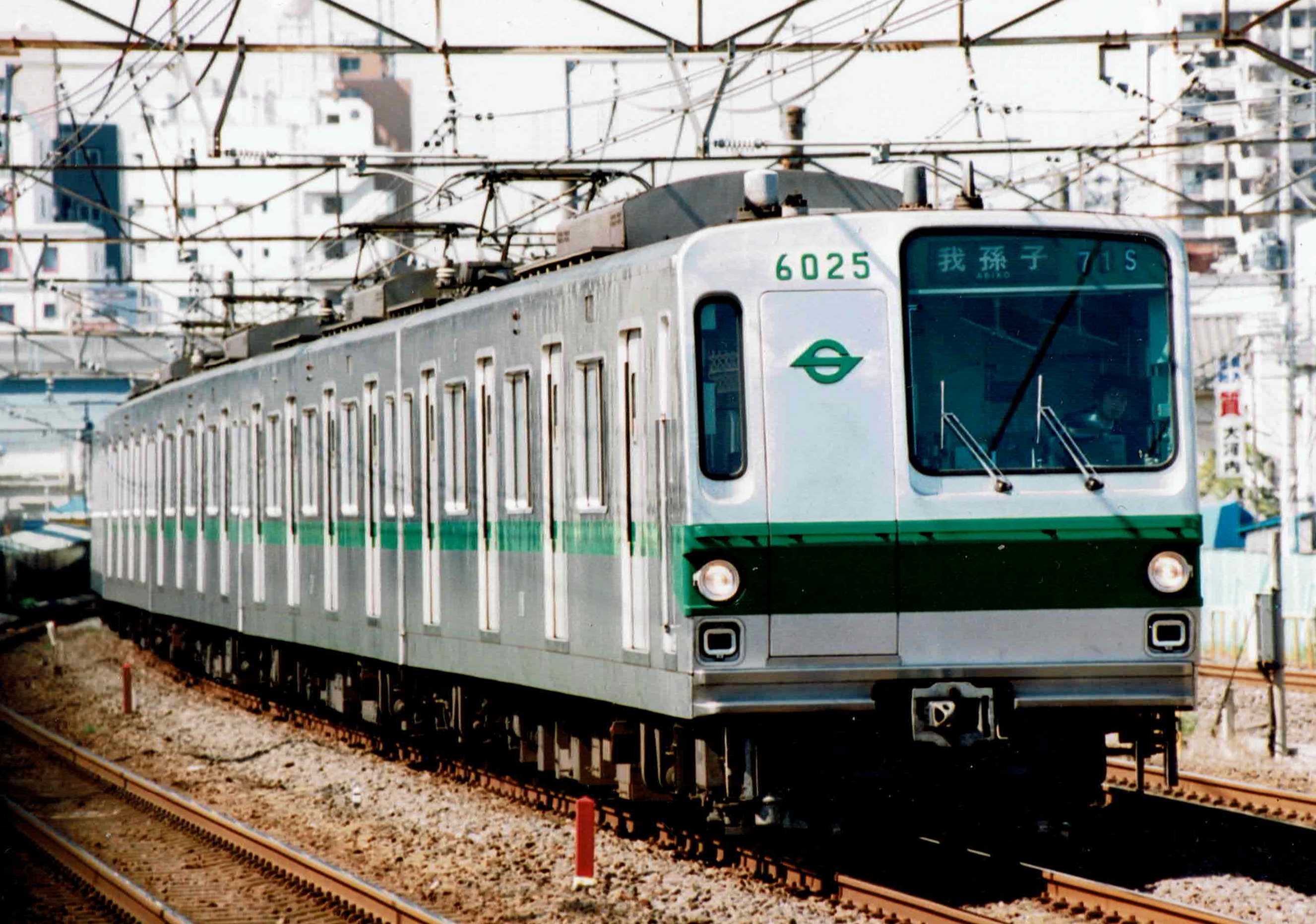 960px-E233系2000番台マト10編成.jpg