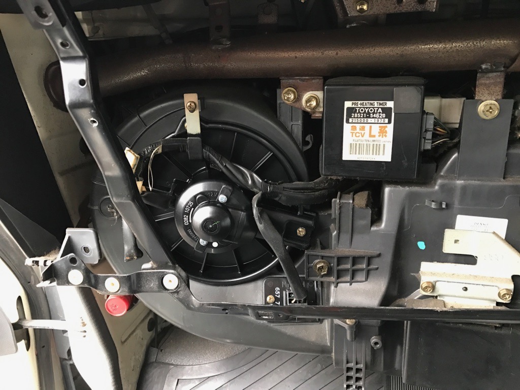 ブロアモーター レジスター 交換 トヨタ ハイエース LH172V | 小さな街