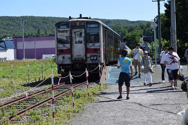 増毛着のワンマン車両到着