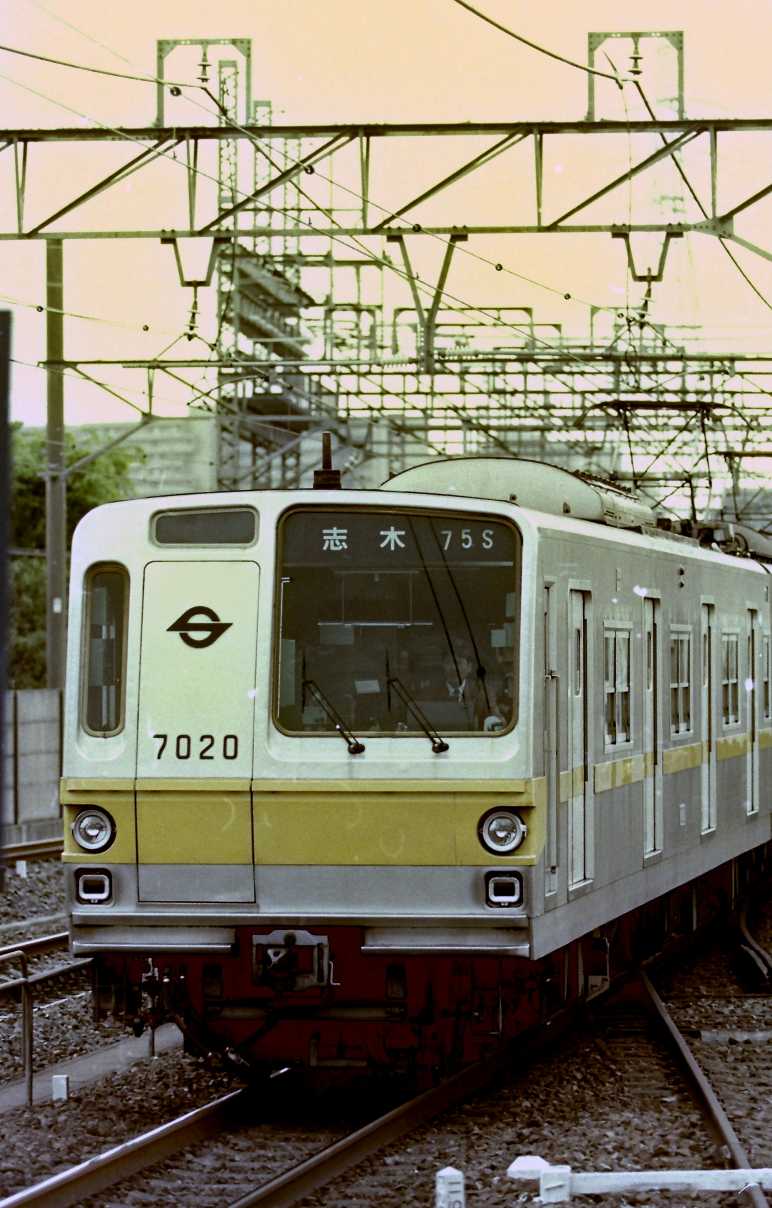 営団7000系 側面方向幕 本日は#東京メトロ（旧#営団地下鉄）#有楽町線 で登場し、現在は