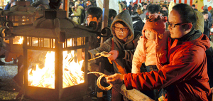 「をけら詣り」　京都・八坂神社 朝日新聞。