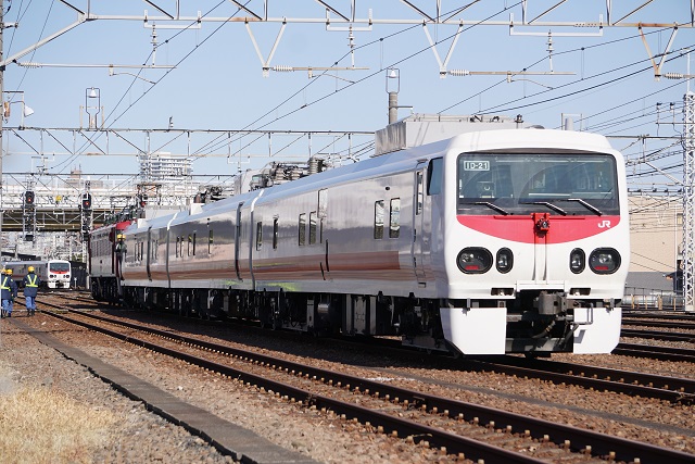 E491系電車 (East i-E) & キヤE193系気動車 (East i-D)奇跡の 並び！ EF81 98牽引4