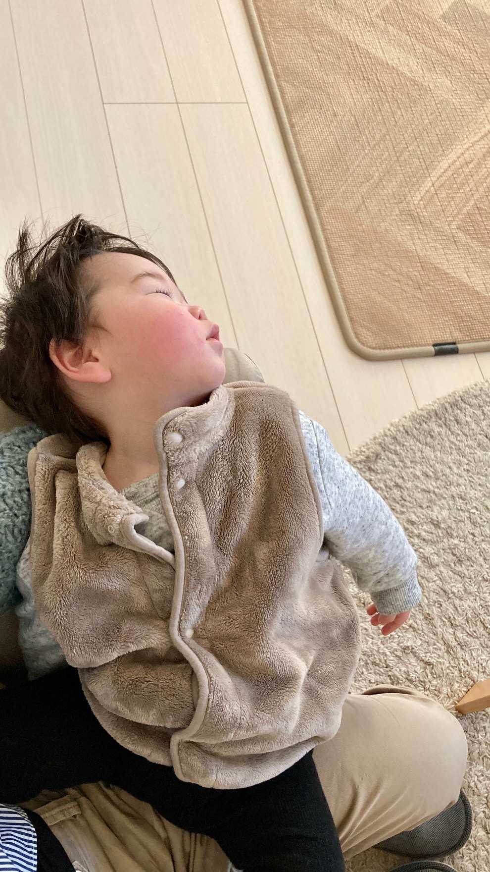 次女の赤ちゃん お昼寝 ほっぺが真っ赤っか お父さんがミルクを作ってくれてる間に ハイハイでどんどん近づいてきた ６月うまれのt君 １０月から１２月のアルバム Music Land 私の庭の花たち 楽天ブログ