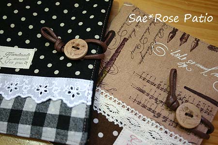 サニタリーケース　黒ドット・英字