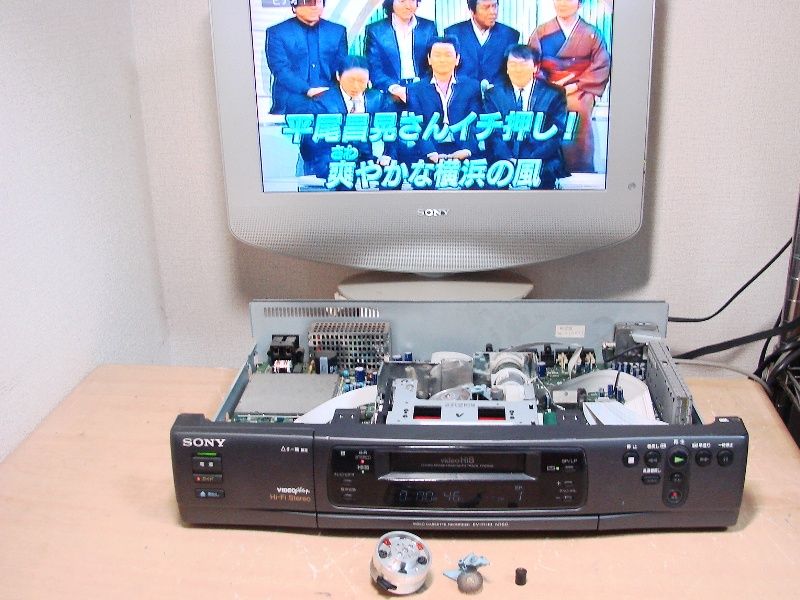 8ミリビデオ 修理 EV-FH10 ②テープ再生出来ないｷｬﾌﾟｽﾀﾝとﾍｯﾄﾞ | . .8