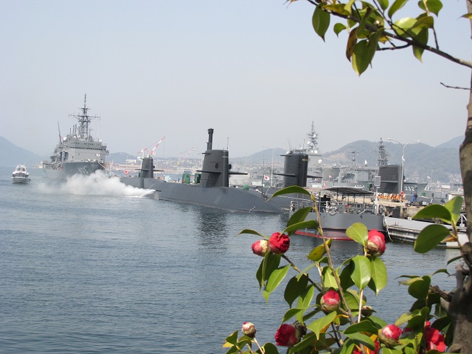 椿の花と自衛隊艦船と潜水艦