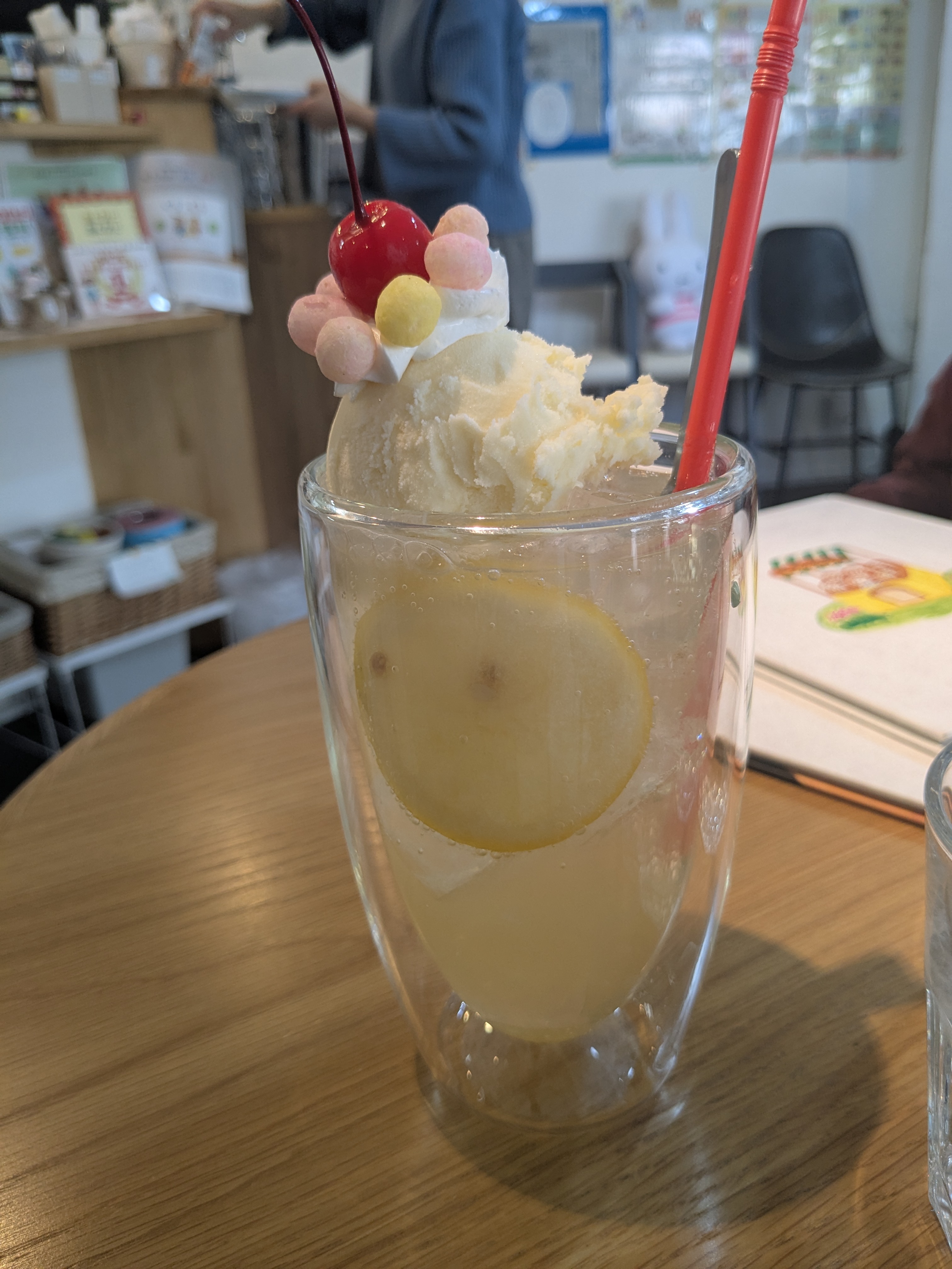 千葉県船橋市　ぐりとぐら　小さな絵本カフェacero​(アチェロ)　可愛いはちみつレモンクリームソーダ