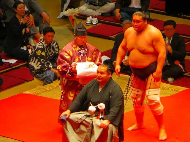 鶴竜 断髪式 鋏を入れた人々 元横綱：若乃花・朝青龍・日馬富士