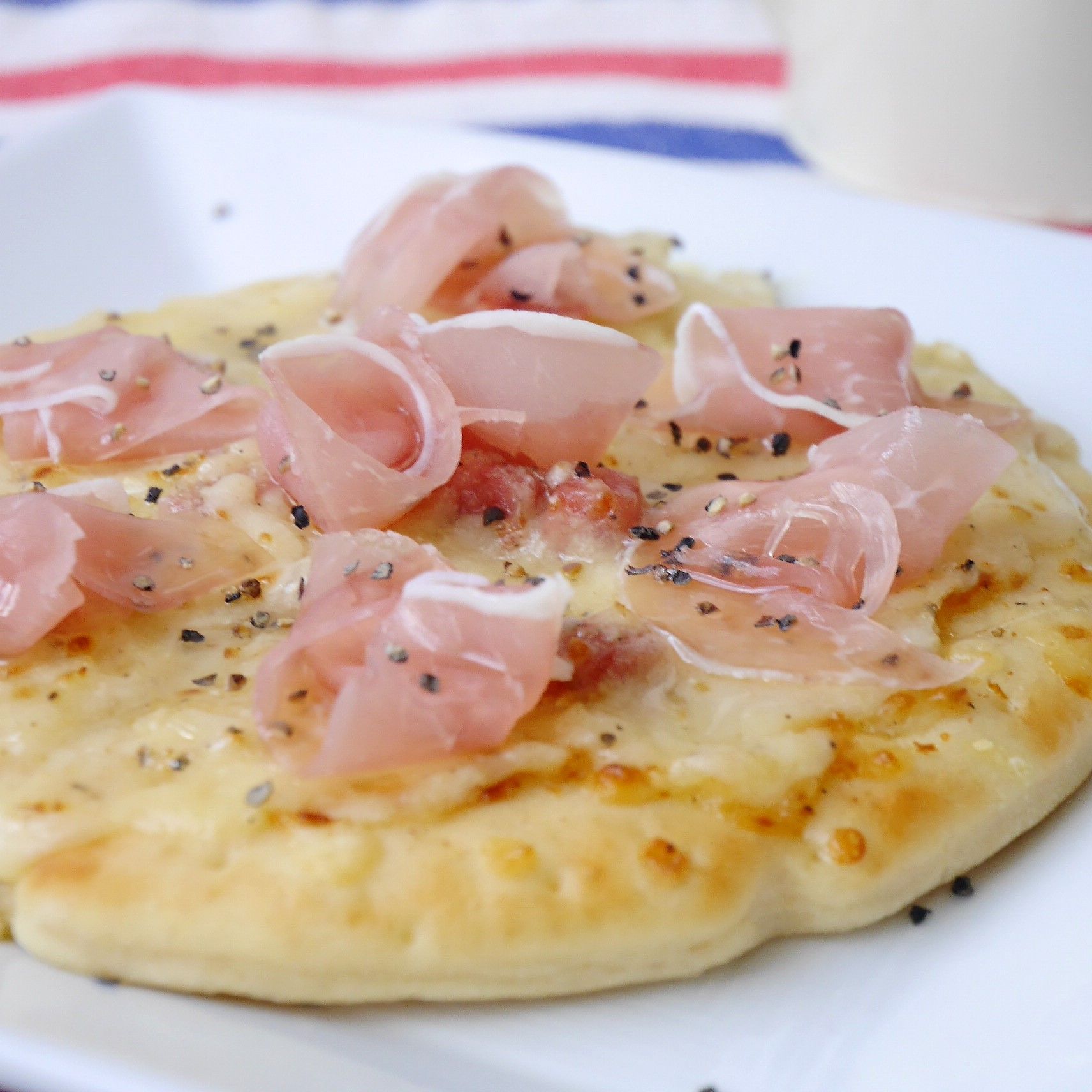 4種のチーズピッツァ_焼き上がり_up