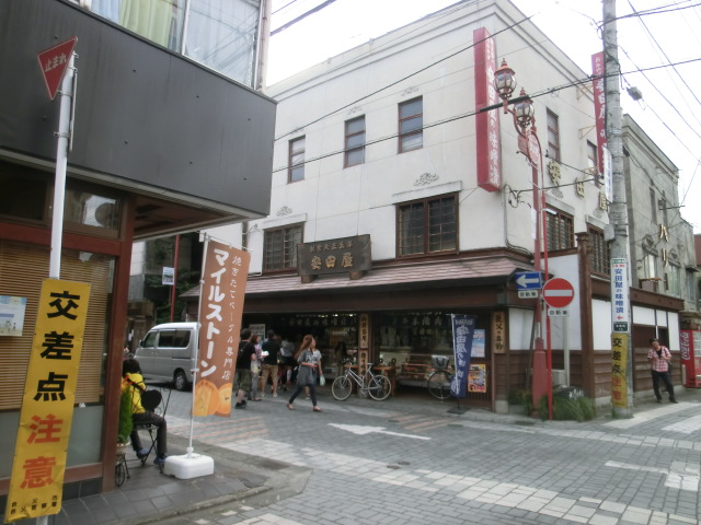 秩父旅行 (豚の味噌漬けを買った安田屋前のパン屋さんでパンを買ってｺﾛｯｹとかを挟むのが人気).JPG